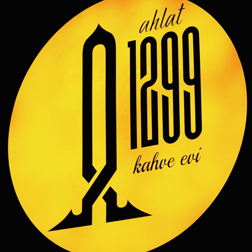 Sarı ışıklı panoda Ahlat 1299 kahve evi işareti.